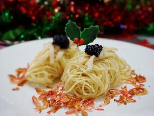 Capellini gelado ao óleo de trufas com abalone e caviar