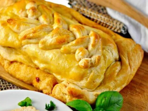 Queijo cremoso com tomate seco e massa folhada ao pesto