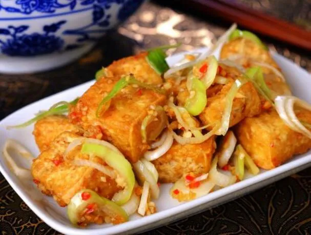 Salada de Tofu Crocante e Alho-poró
