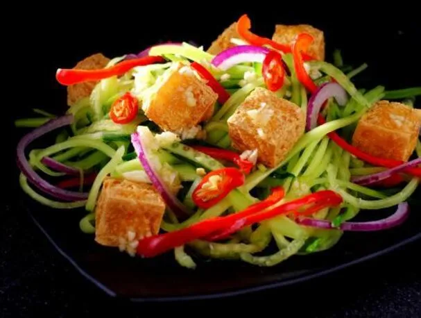 Tofu crocante com raita tailandesa de pepino