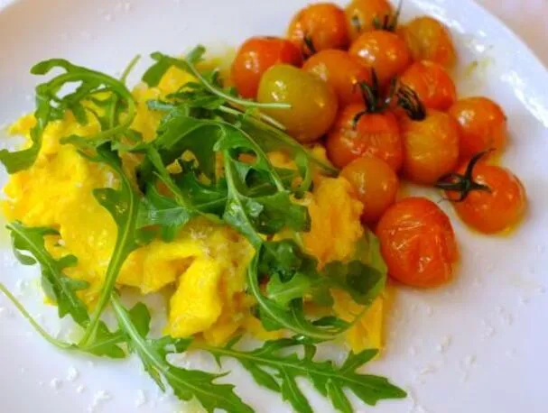 MEXIDA DE OVOS COM RÚCULA E TOMATES CEREJA