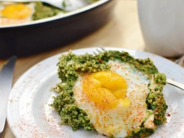 Café da manhã com espinafre, quinoa e ovo