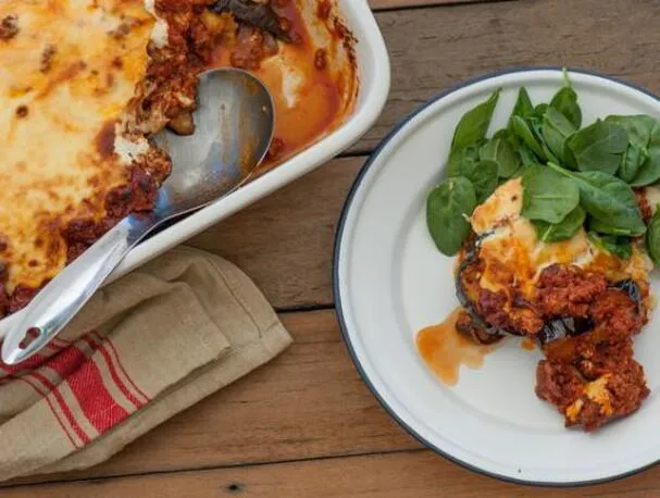 Moussaka de berinjela e cordeiro com bechamel cremoso de queijo de cabra