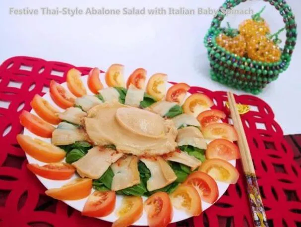 Salada tailandesa festiva de abalone com espinafre baby italiano