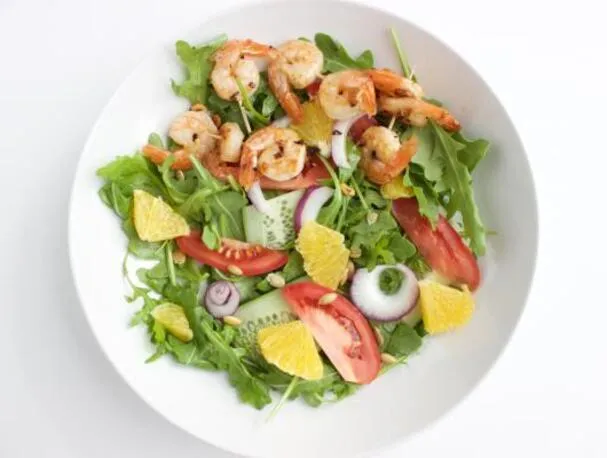 Camarão ao Alho com Salada de Rúcula e Laranja