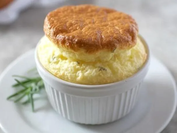 Soufflé de queijo brie e cabra