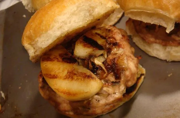 Hambúrgueres de Peru Grelhados com Maçã e Brie e Cebolas Caramelizadas
