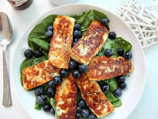 Salada de Halloumi, Mirtilo e Espinafre
