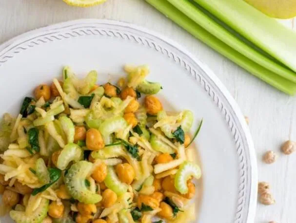 Salada saudável de grão-de-bico com maçã e aipo
