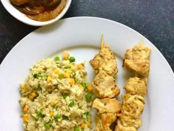 15 minutos de refogado chinês de arroz de couve-flor paleo e frango