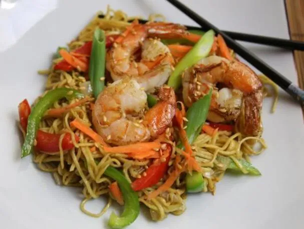 Yakisoba de Camarão ao Estilo Japonês