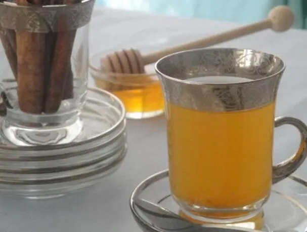 Kahwa (Chá aromático e temperado da Caxemira)