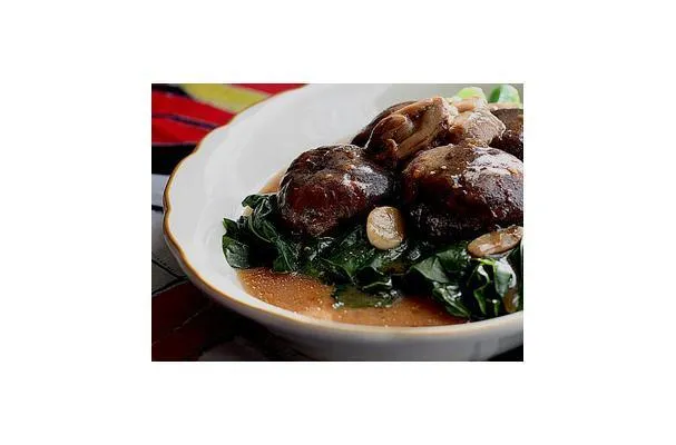 Couve-flor chinesa com cogumelos cozidos e miniabalone e uma conversa com uma senhora idosa solitária