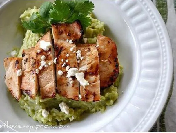 Abacate e queijo feta com arroz cremoso e frango grelhado