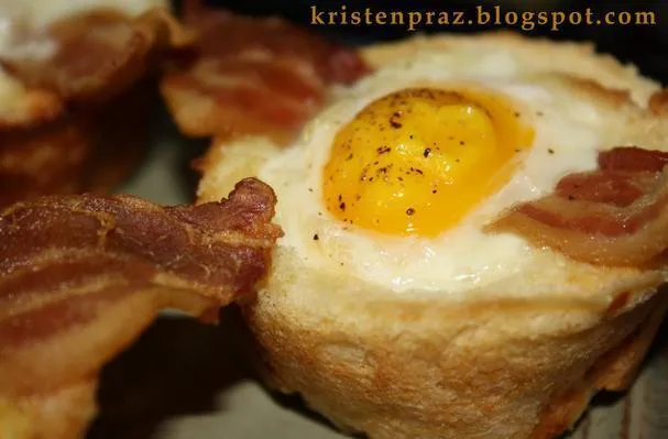 Xícaras de Torrada com Bacon e Ovos