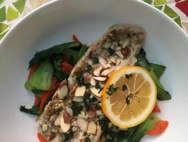 Bacalhau assado com crosta de amêndoa e refogado de acelga e pimentões