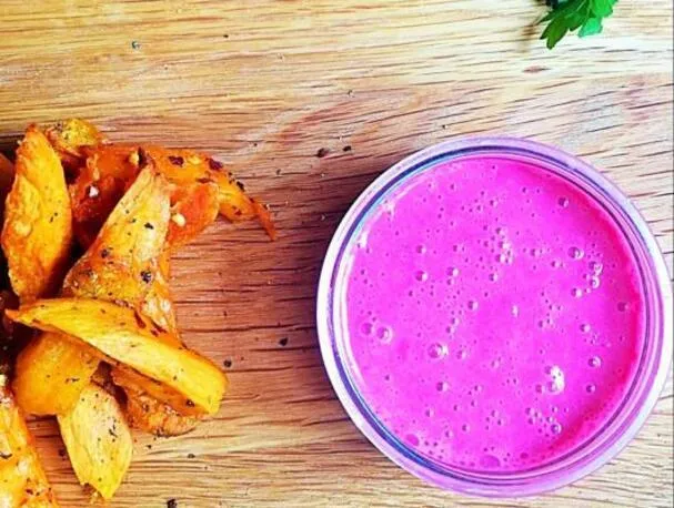 Batatas-doces assadas no forno com molho de iogurte de beterraba