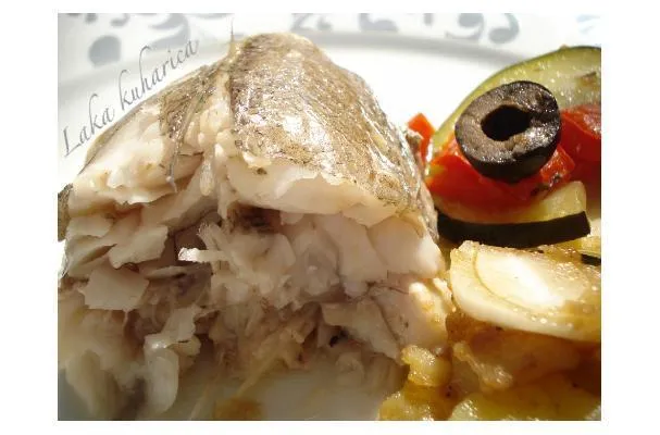 Hake assado no forno com legumes e lovage