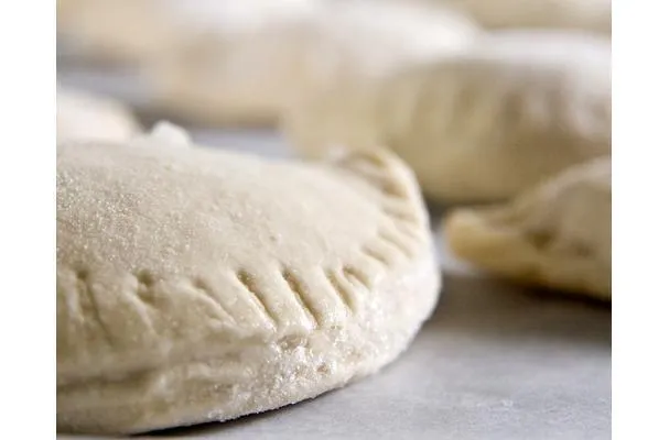 Perogies de Batata e Bacon com Chalotas Caramelizadas e Nozes