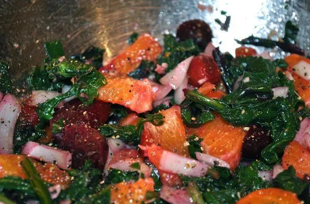 Salada de beterraba assada com gomos de laranja