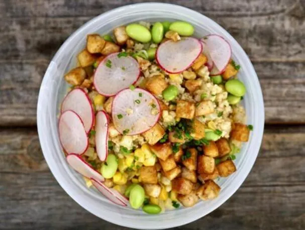 Tigela de Supergrãos de Painço Defumado com Tofu Crocante