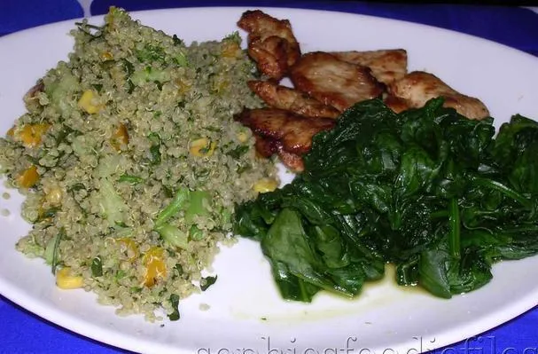 Salada de Quinoa Fria com Brócolis, Milho, Pimentão Amarelo e Salsinha da Sophie