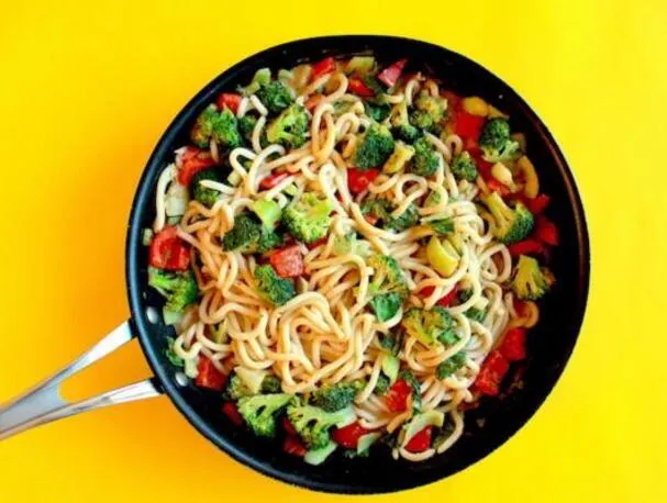 Lámen Udon com molho saboroso de manteiga de amendoim