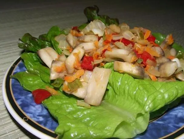 Cogumelos refogados picantes veganos em 10 minutos.