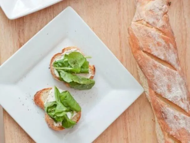 Crostini de Queijo Feta Batido e Rúcula