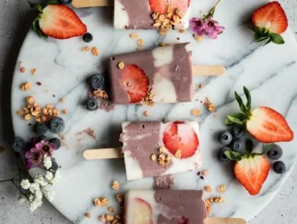 Picolés de café da manhã com granola e açaí