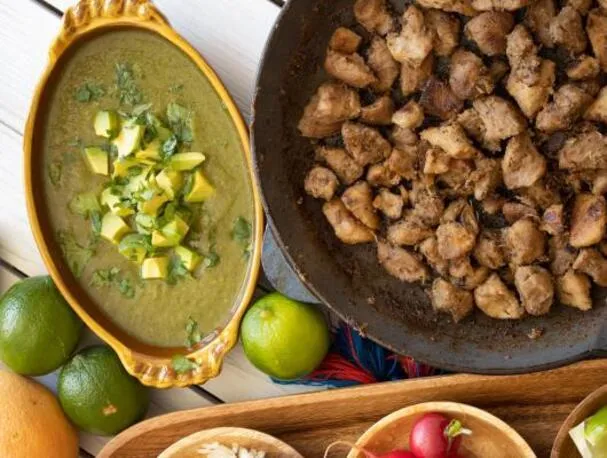 Tacos de Carnitas com Molho de Tomatillo e Abacate