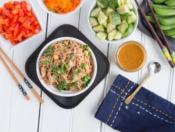 Salada de macarrão com castanha de caju e vegetais