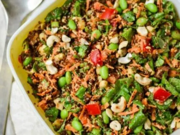 Salada de Quinoa com Castanha de Caju e Gergelim