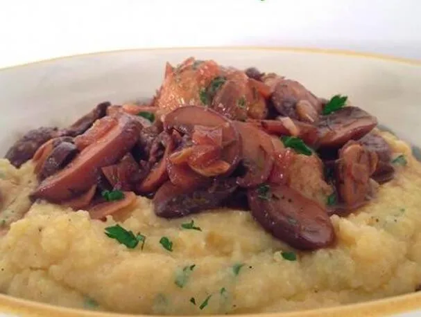 Almôndegas de Frango ao Marsala sobre Polenta Cremosa