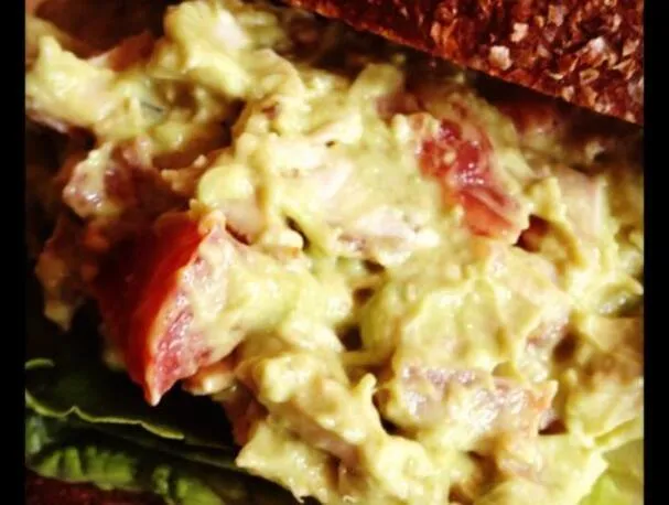 Salada de Frango com Abacate, Bacon Defumado e Tomate