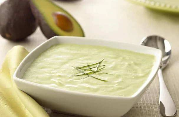 Sopa Refrescante de Abacate com Pepino e Queijo de Cabra Fresco