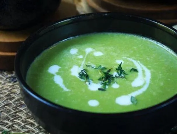 Sopa gelada de ervilha e cebola